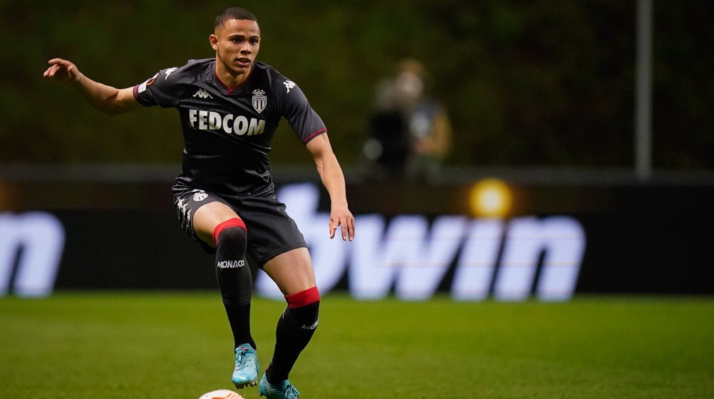 Man Utd battling giant duo Real Madrid, Barcelona for ‘outstanding’ right-back one club can’t afford - Bóng Đá