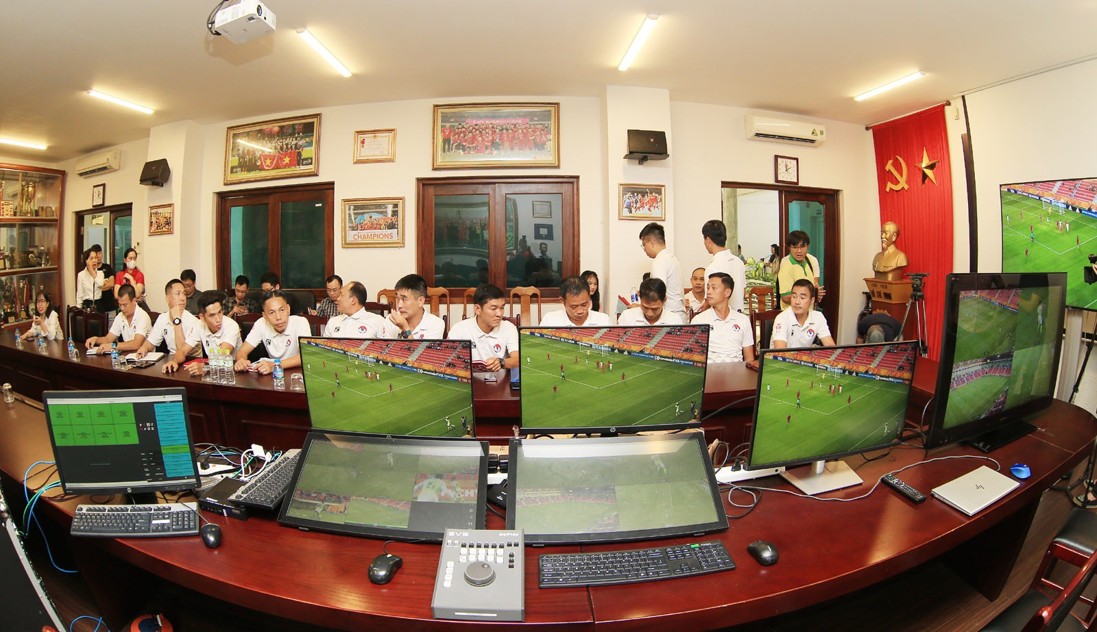 Trọng tài V-League sắp được thực hành công nghệ VAR - Bóng Đá