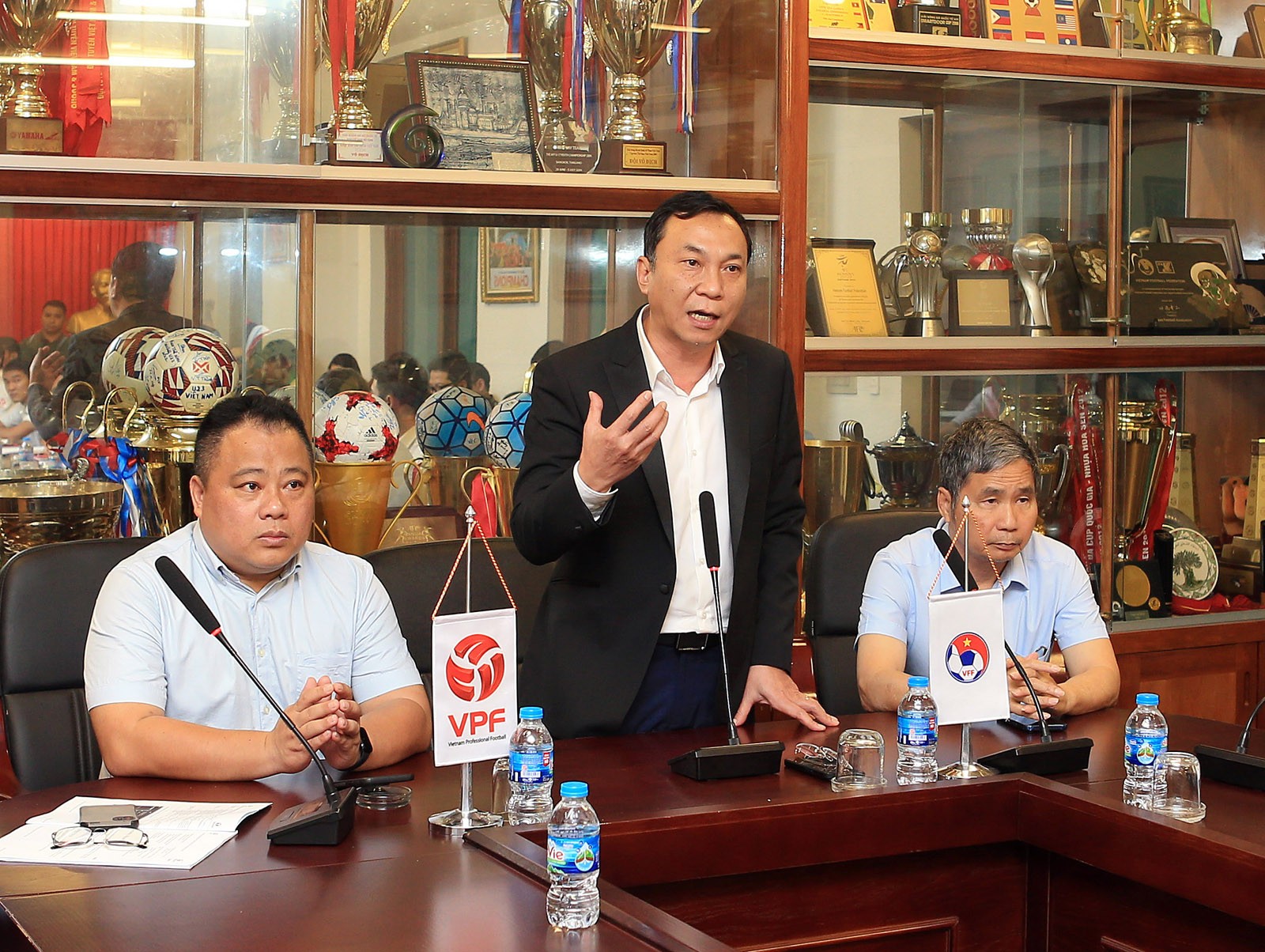 Trọng tài V-League sắp được thực hành công nghệ VAR - Bóng Đá