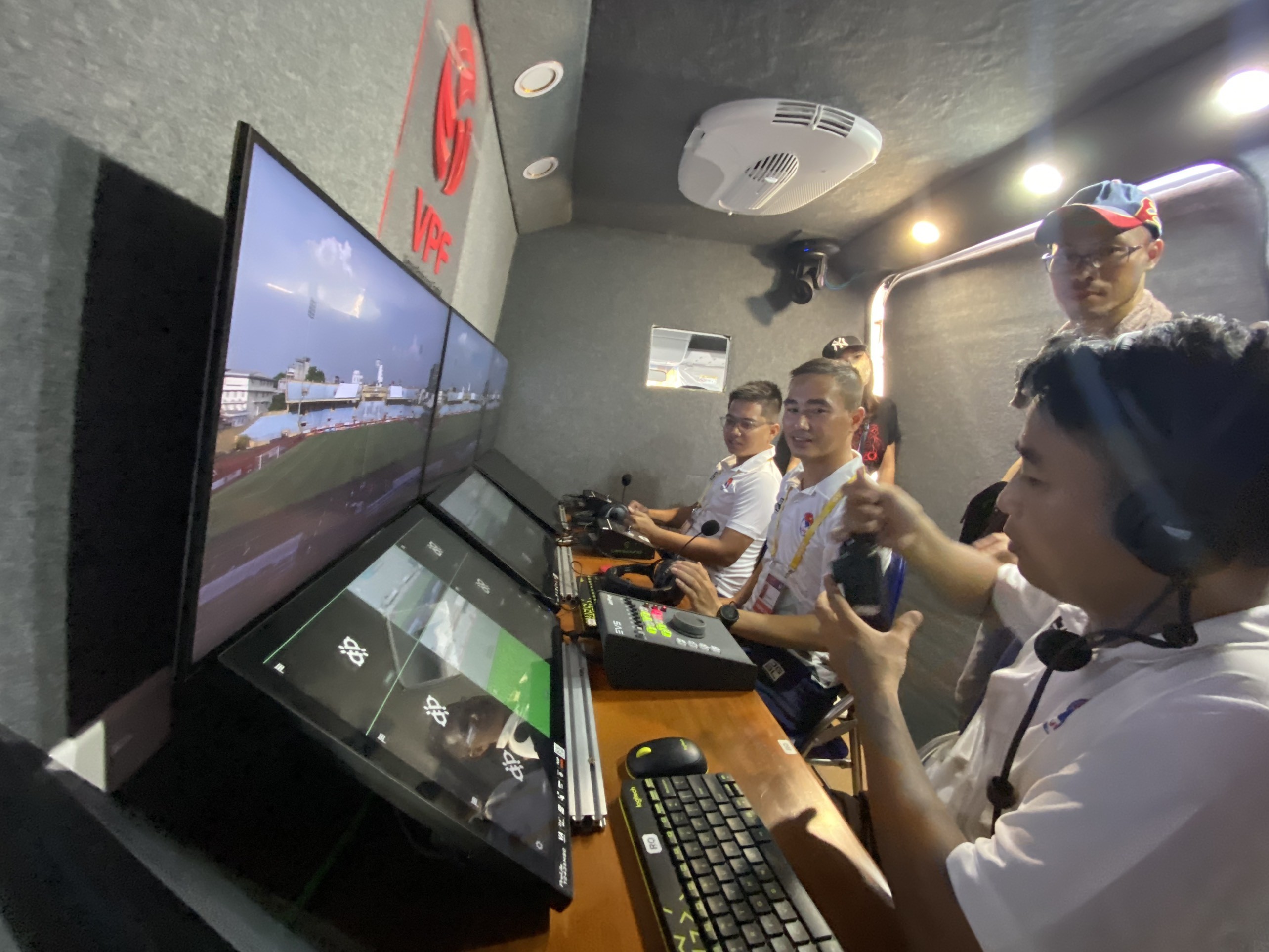 Cận cảnh tình huống check VAR đầu tiên ở V-League - Bóng Đá