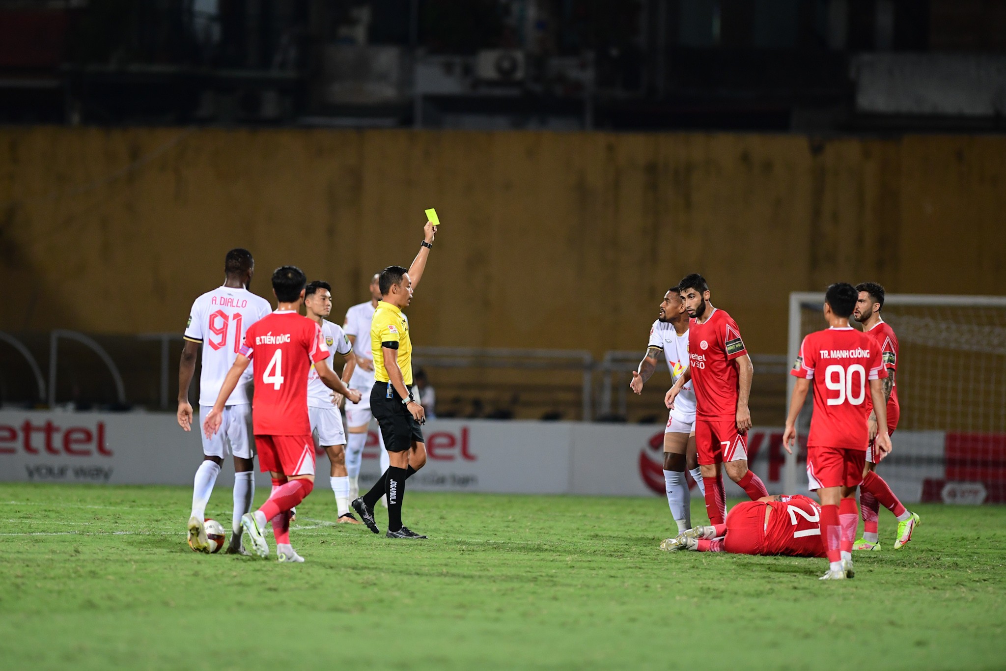 Cận cảnh tình huống check VAR đầu tiên ở V-League - Bóng Đá