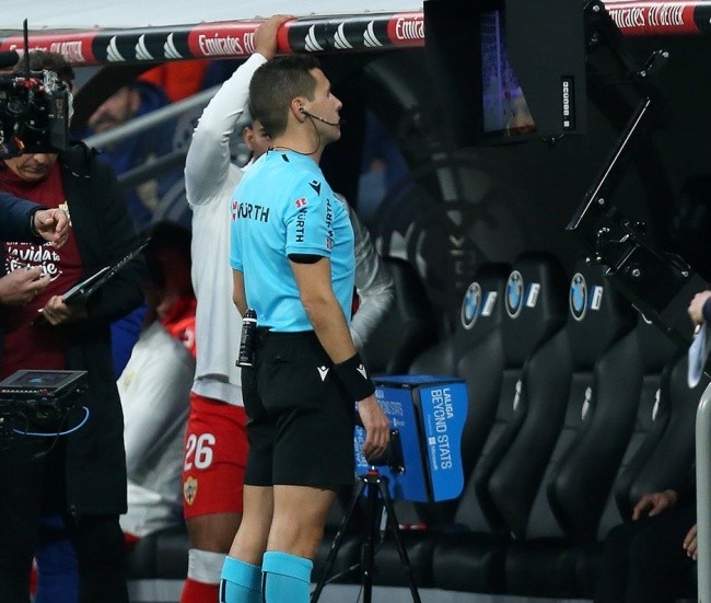 ‘THE MOST SCANDALOUS IN LA LIGA HISTORY’ – RIVAL FANS FUME AT REAL MADRID’S COMEBACK WIN OVER ALMERÍA - Bóng Đá