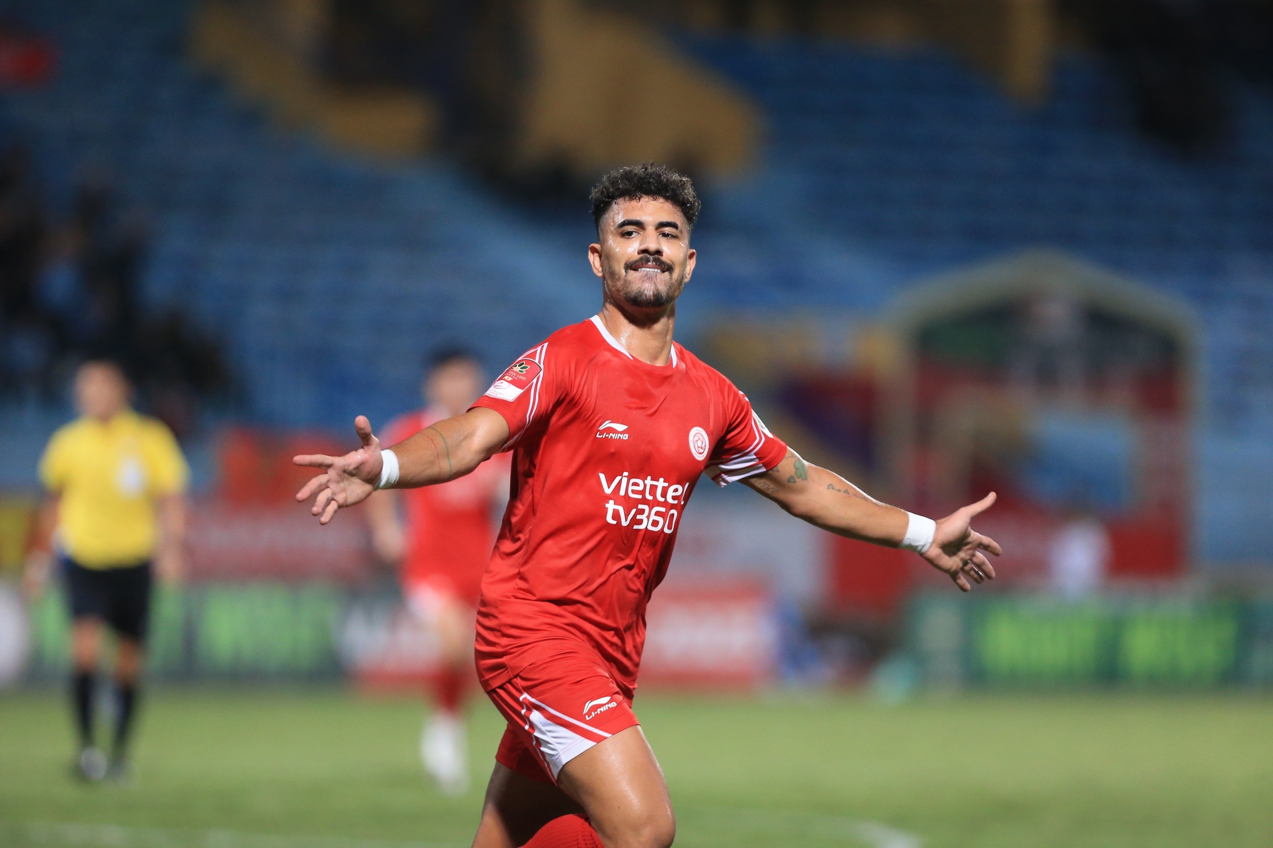 Cận cảnh tình huống check VAR đầu tiên ở V-League - Bóng Đá