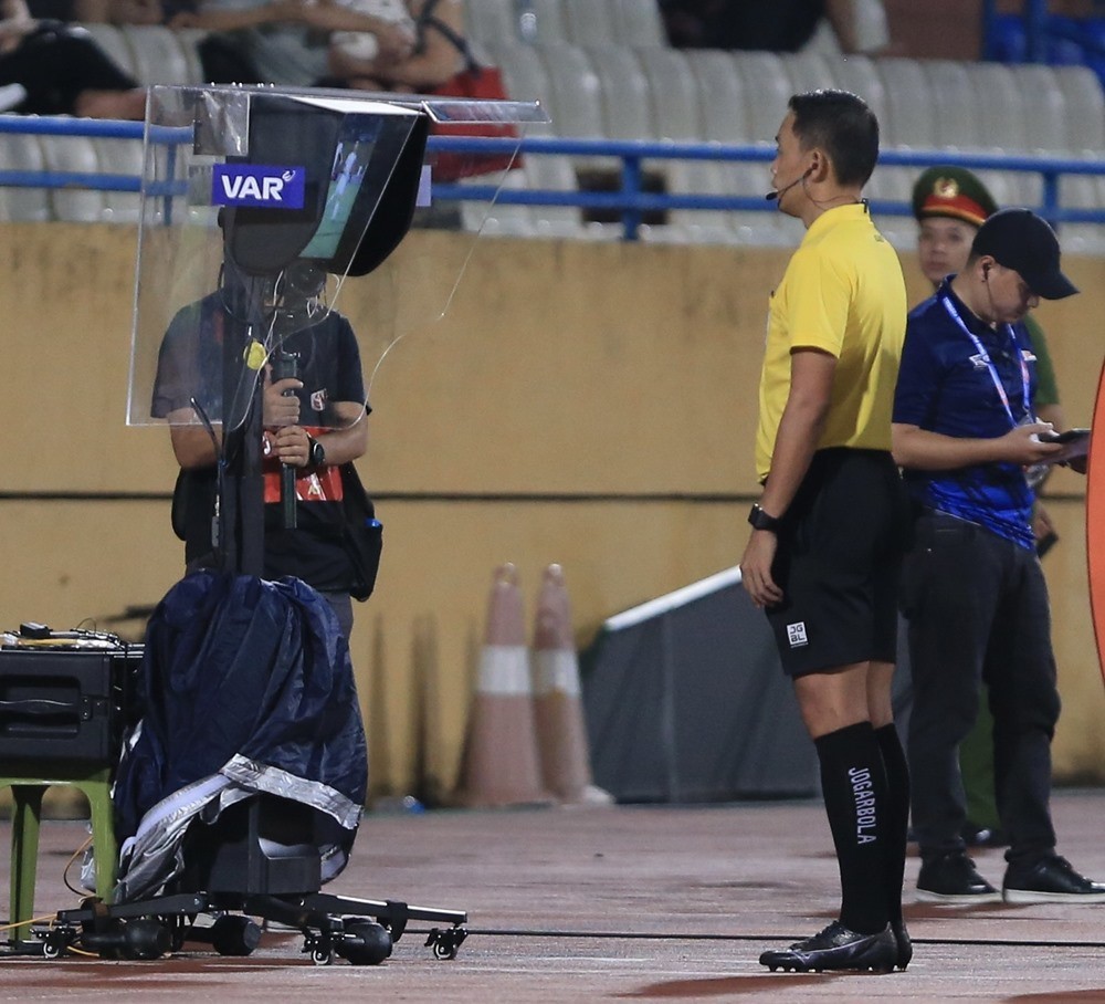 Cận cảnh tình huống check VAR đầu tiên ở V-League - Bóng Đá