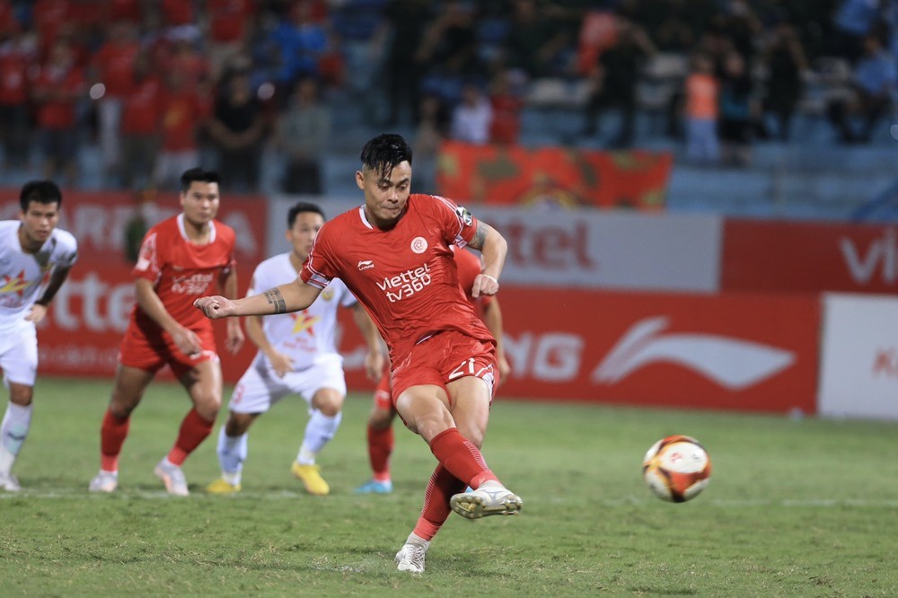 Cận cảnh tình huống check VAR đầu tiên ở V-League - Bóng Đá