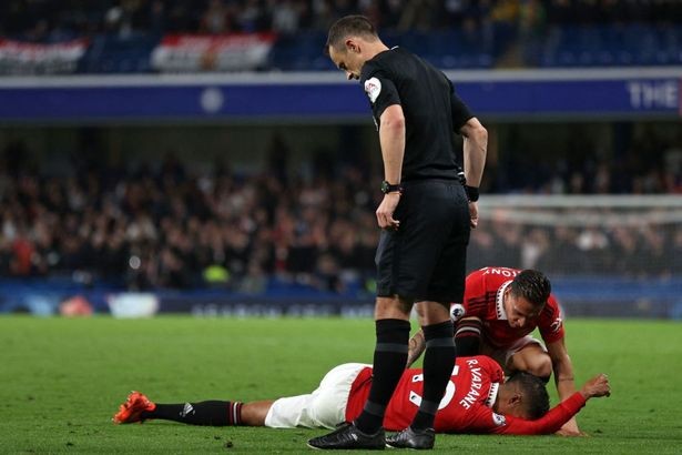 Varane đẫm lệ, tập tễnh rời sân - Bóng Đá
