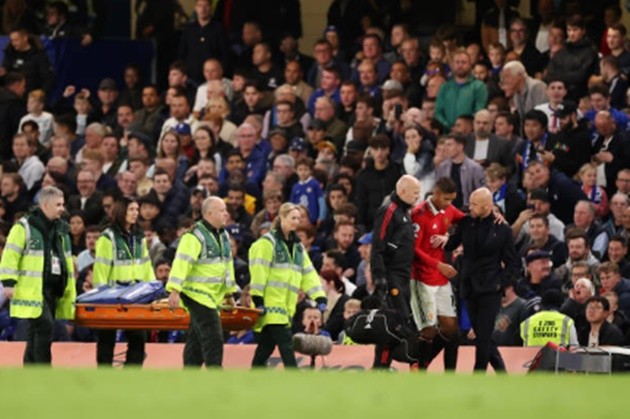 Varane đẫm lệ, tập tễnh rời sân - Bóng Đá