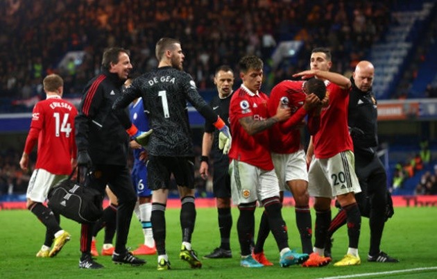 Varane đẫm lệ, tập tễnh rời sân - Bóng Đá