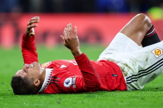 Varane đẫm lệ, tập tễnh rời sân - Bóng Đá