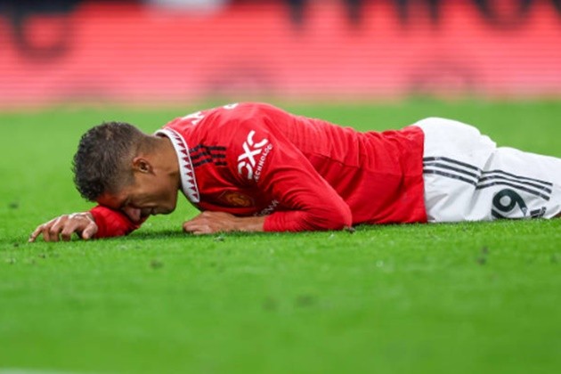Varane đẫm lệ, tập tễnh rời sân - Bóng Đá
