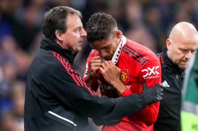 Varane đẫm lệ, tập tễnh rời sân - Bóng Đá