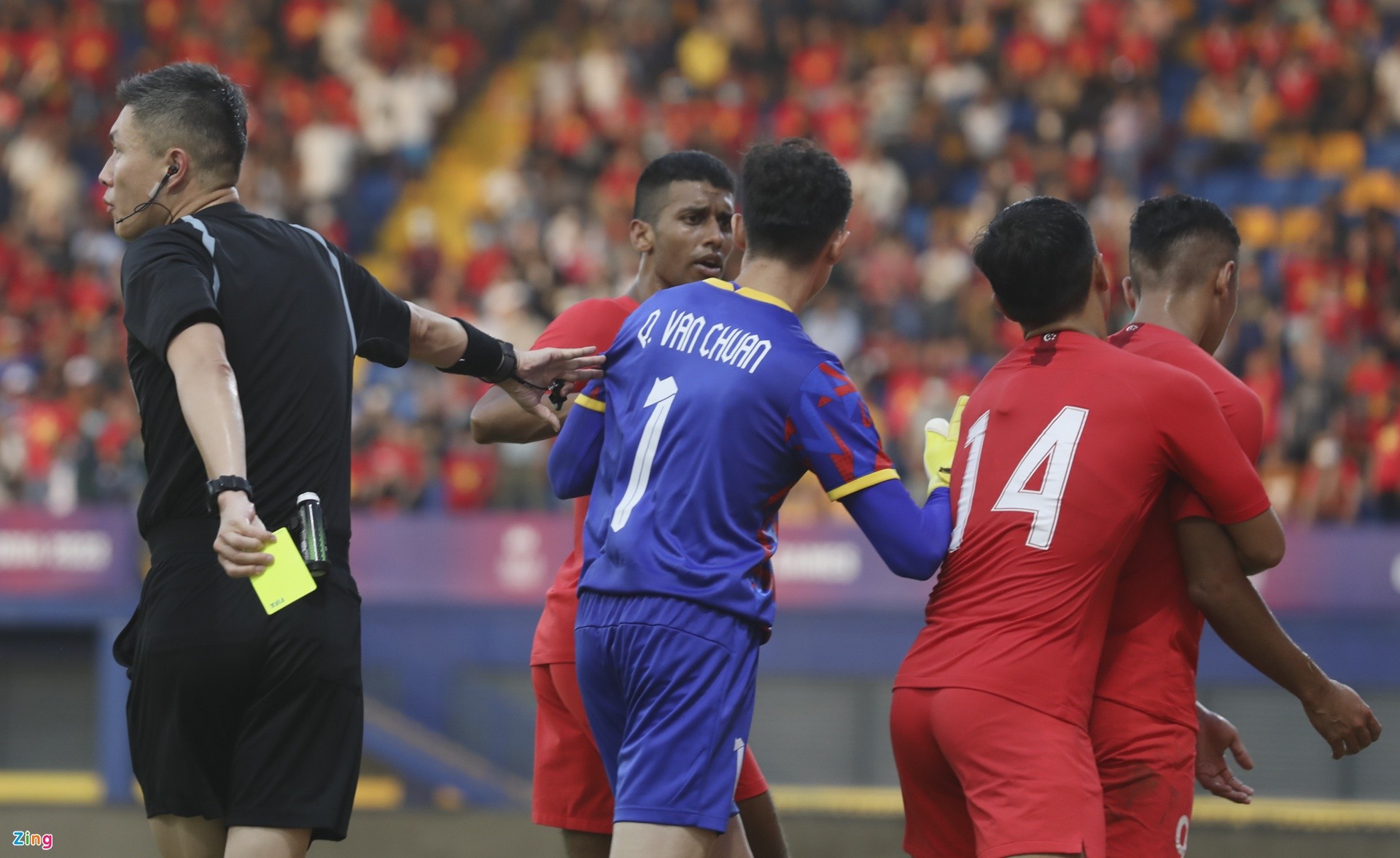 Việt Thắng chạy vào sân ngăn U22 Việt Nam xô xát - Bóng Đá