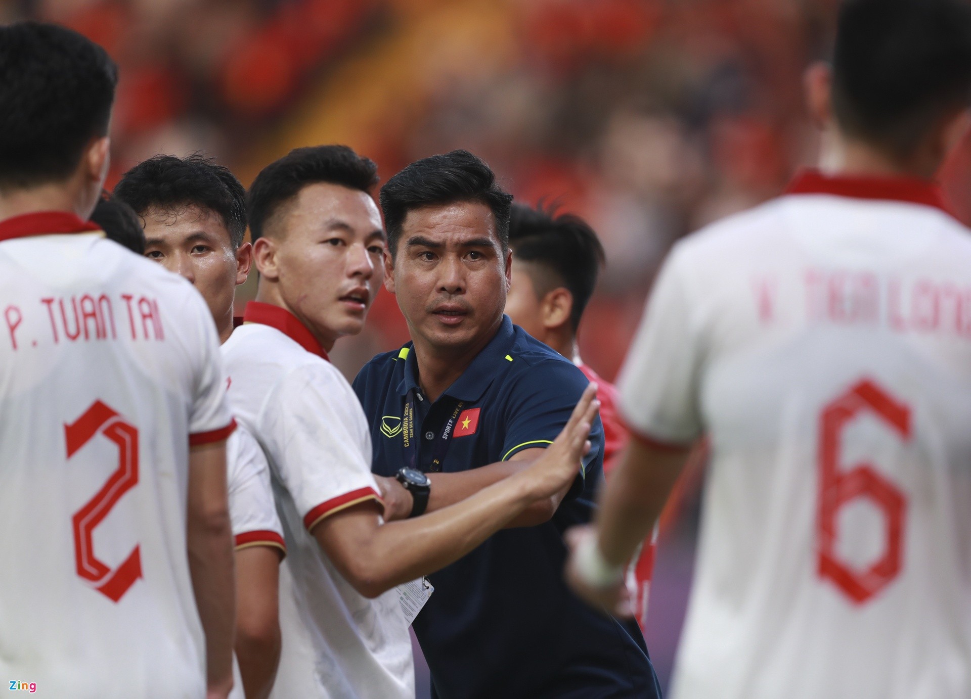 Việt Thắng chạy vào sân ngăn U22 Việt Nam xô xát - Bóng Đá