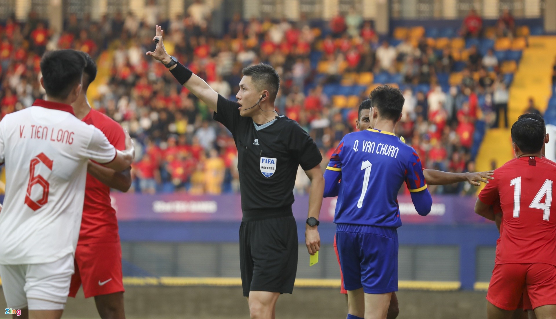 Việt Thắng chạy vào sân ngăn U22 Việt Nam xô xát - Bóng Đá