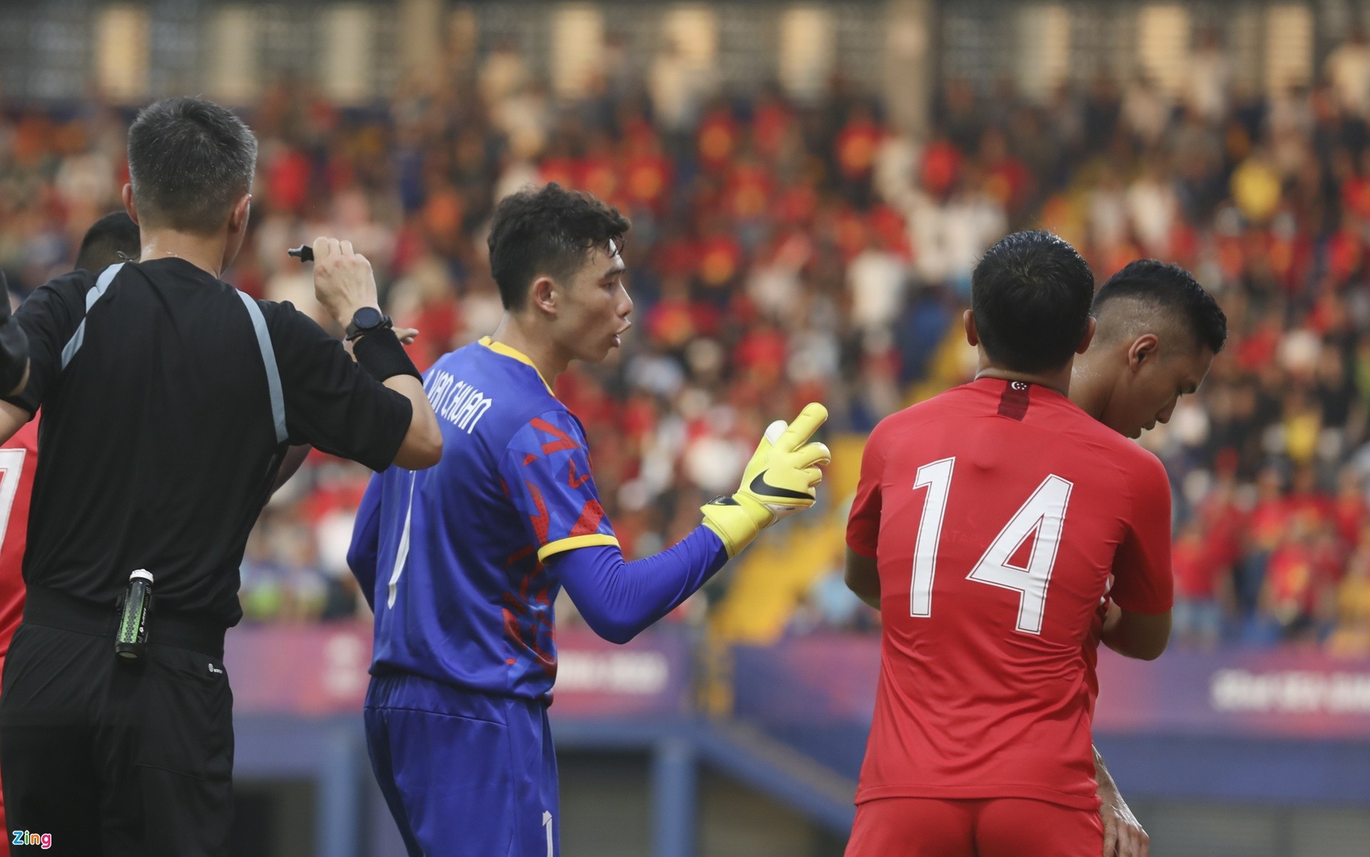 Việt Thắng chạy vào sân ngăn U22 Việt Nam xô xát - Bóng Đá