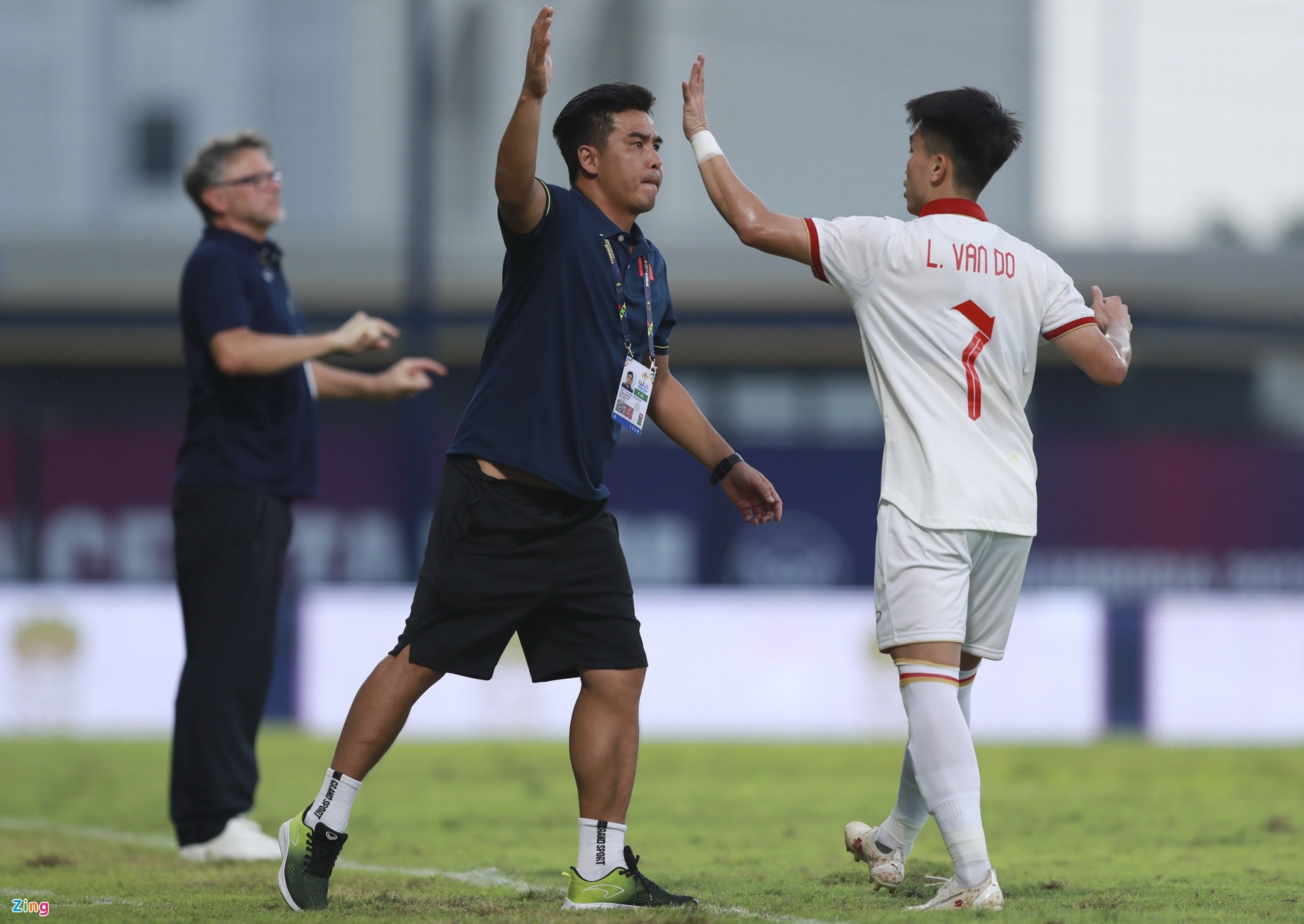 Việt Thắng chạy vào sân ngăn U22 Việt Nam xô xát - Bóng Đá
