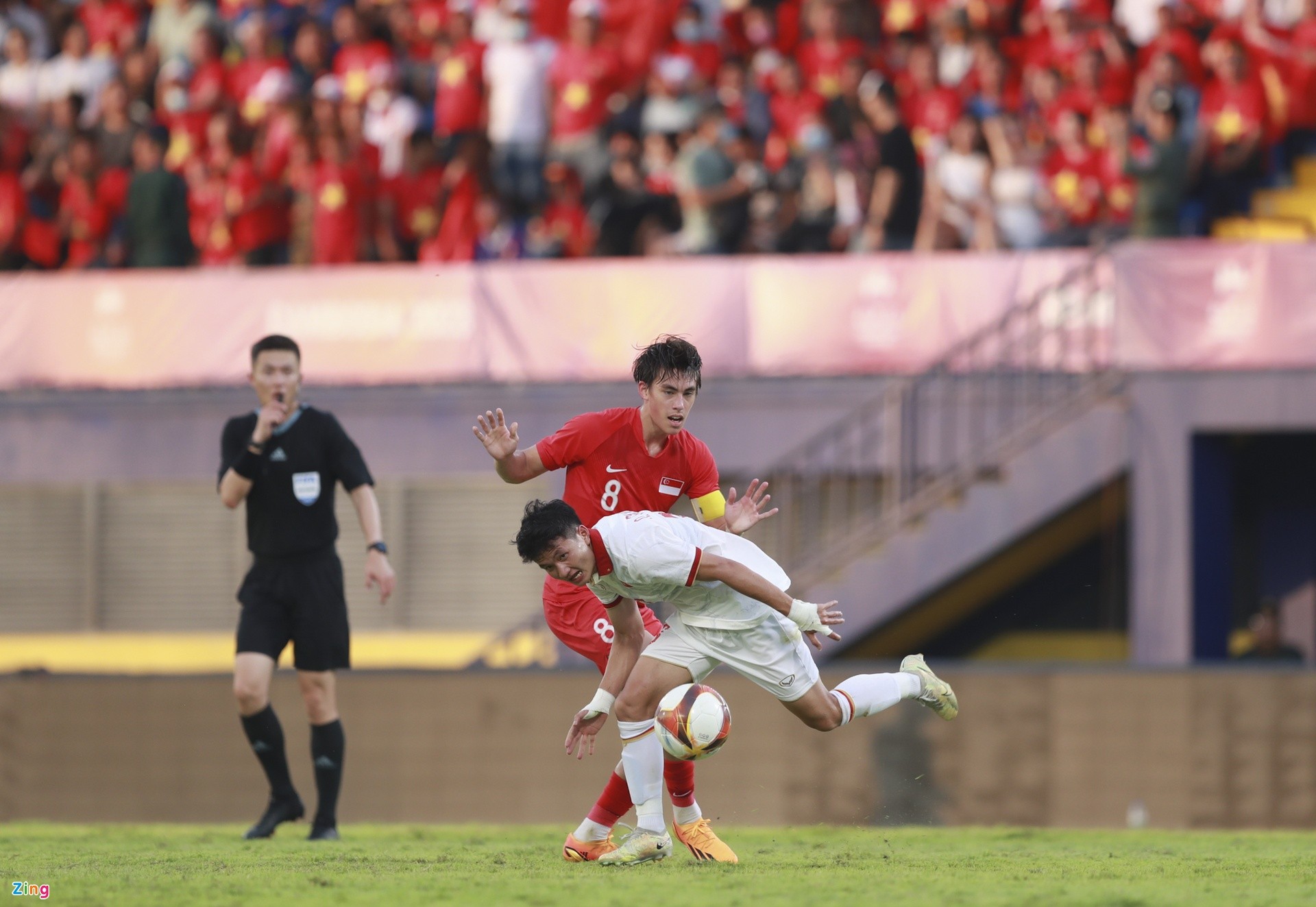 Việt Thắng chạy vào sân ngăn U22 Việt Nam xô xát - Bóng Đá