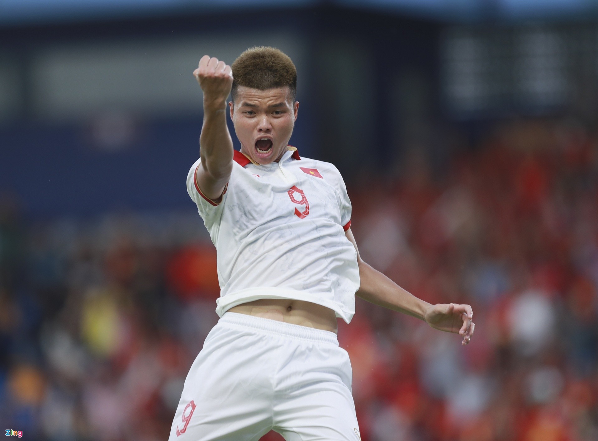 Việt Thắng chạy vào sân ngăn U22 Việt Nam xô xát - Bóng Đá