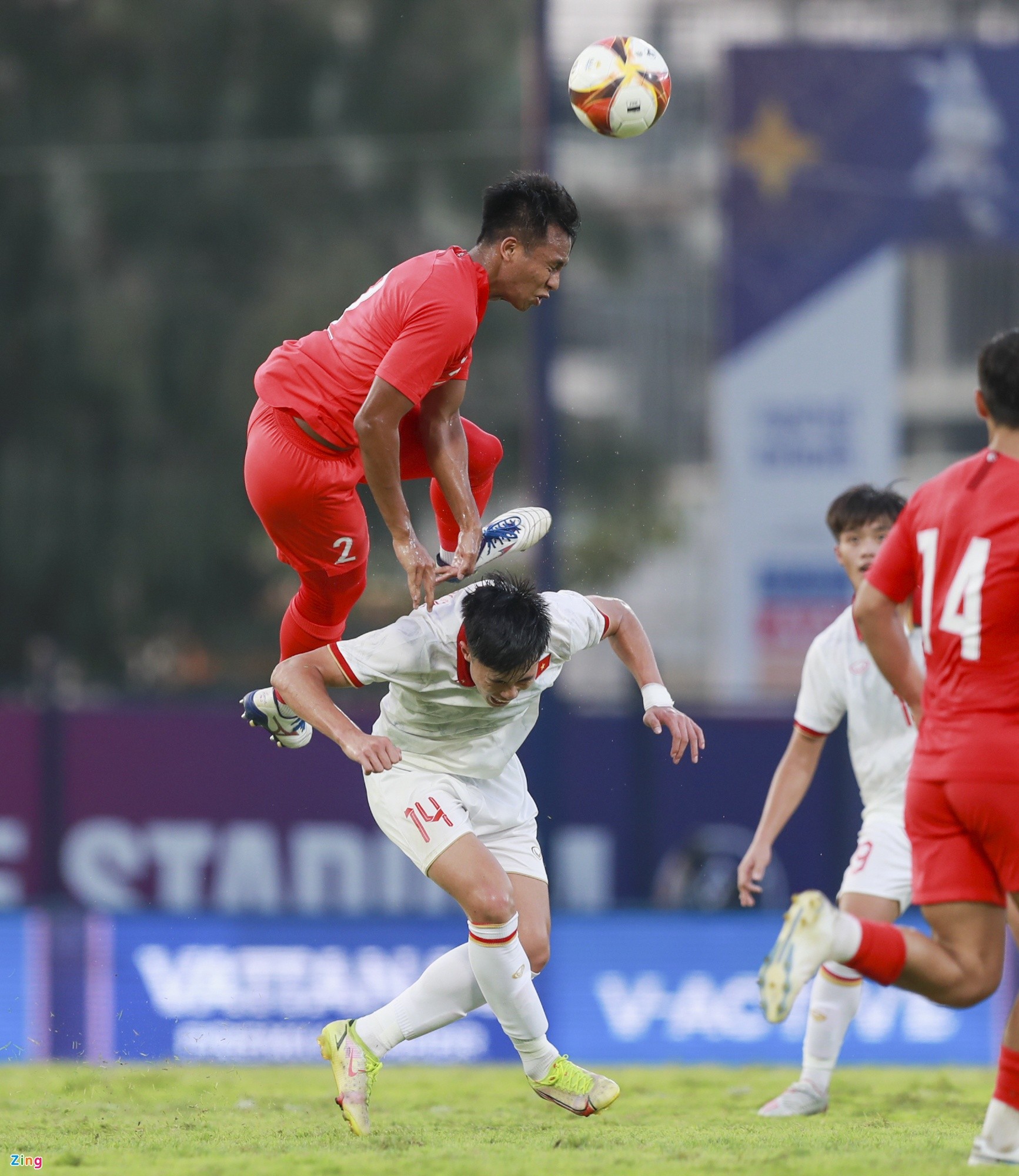 Việt Thắng chạy vào sân ngăn U22 Việt Nam xô xát - Bóng Đá