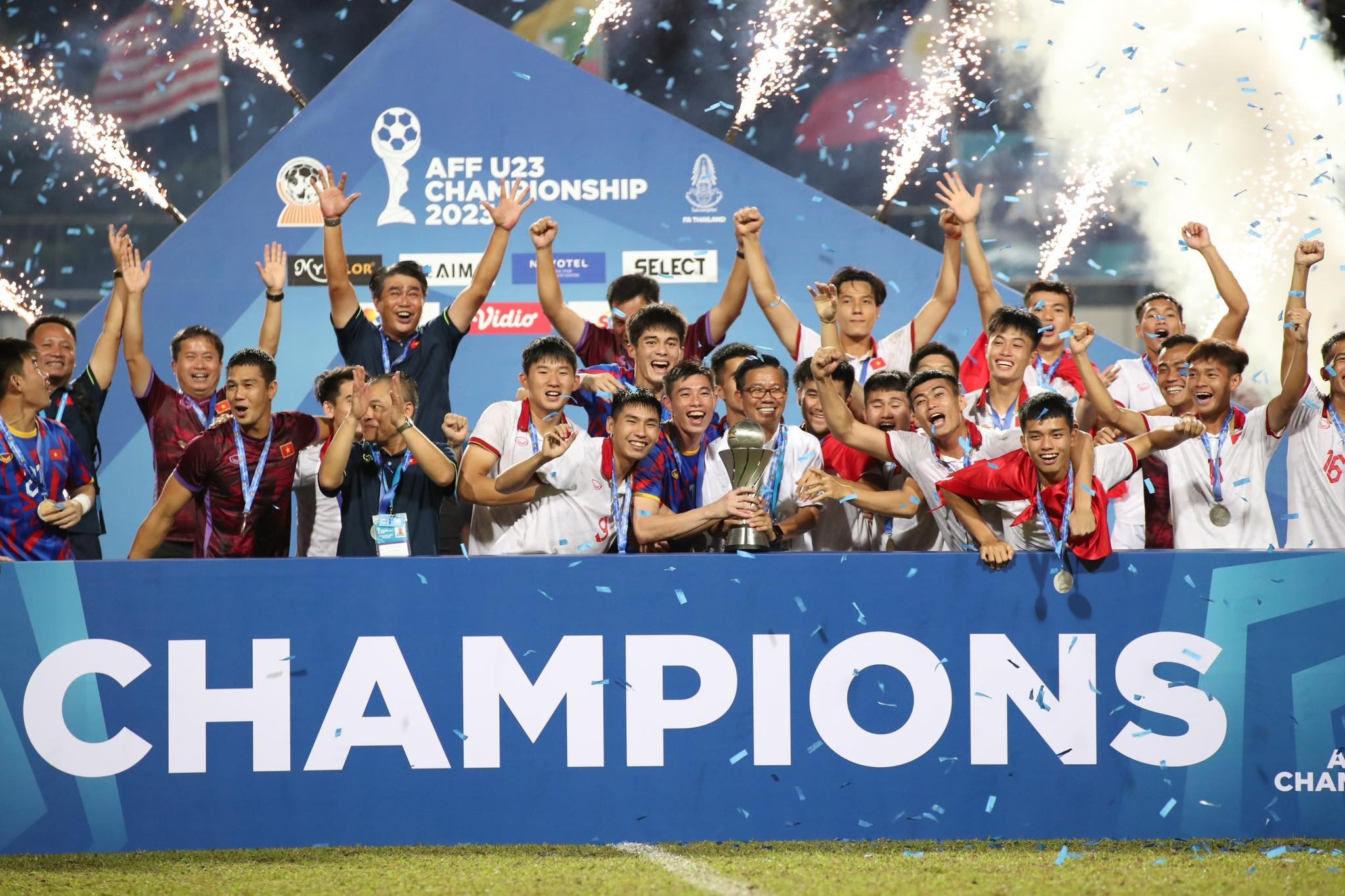 U23 Việt Nam 'công kênh' HLV Hoàng Anh Tuấn mừng vô địch U23 Đông Nam Á - Bóng Đá