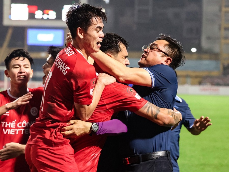 Thua ngược cay đắng, HLV Quảng Nam chỉ trích VAR - Bóng Đá