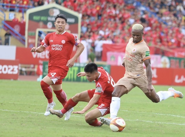CAHN sáng cửa vô địch trong ngày Quang Hải lập công; Hà Nội không bỏ cuộc - Bóng Đá