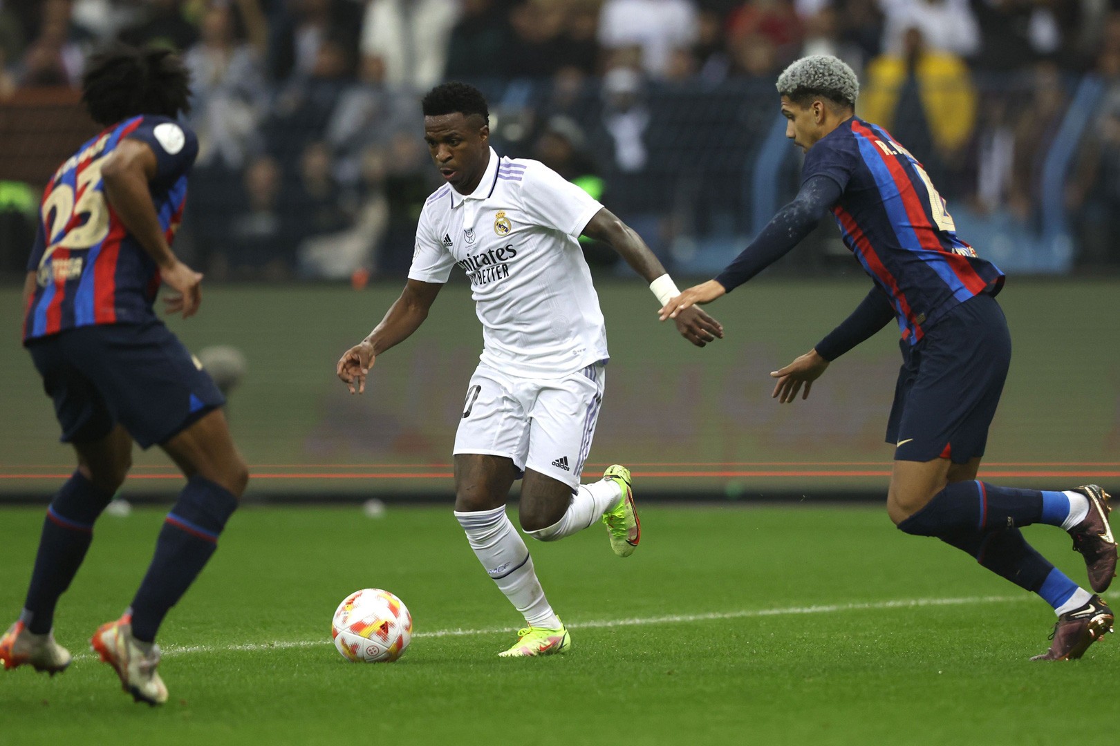 Barca vs Real Madrid: Vinicius đối đầu núi lửa Camp Nou - Bóng Đá