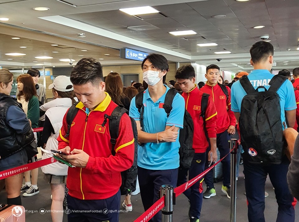 Đặt chân đến Hàn Quốc, ĐT Việt Nam sẵn sàng đấu Son Heung-min và đồng đội - Bóng Đá