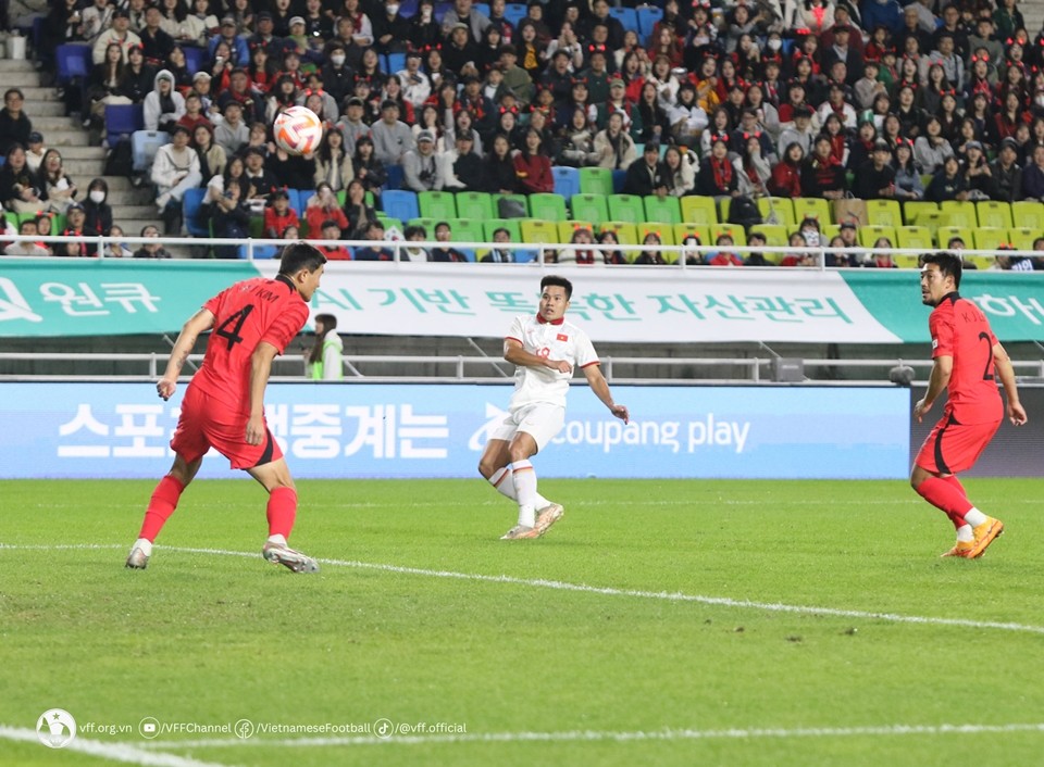 CĐV Việt Nam cảm ơn Hàn Quốc, fan ĐNÁ hả hê - Bóng Đá