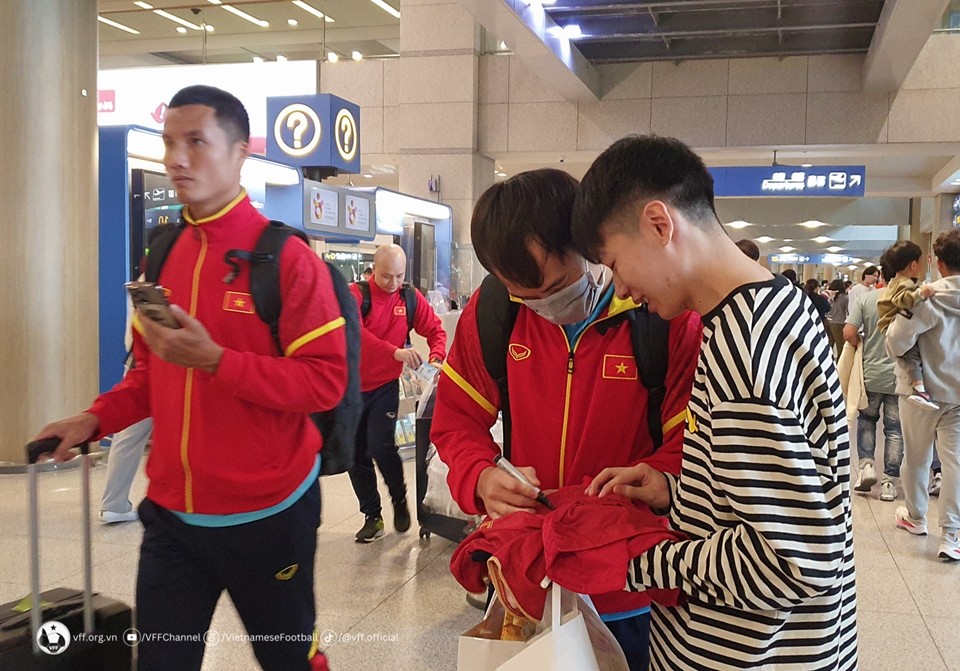 Đặt chân đến Hàn Quốc, ĐT Việt Nam sẵn sàng đấu Son Heung-min và đồng đội - Bóng Đá