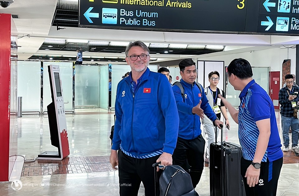 ĐT Việt Nam đã đến Indonesia, chuẩn bị cho buổi tập đầu tiên tại Jakarta - Bóng Đá