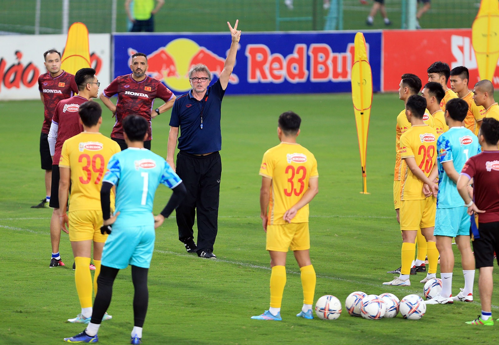 Tuyển Việt Nam tập cùng U23 Việt Nam trong ngày đầu hội quân - Bóng Đá