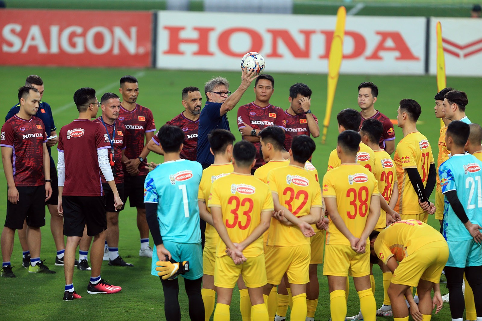Tuyển Việt Nam tập cùng U23 Việt Nam trong ngày đầu hội quân - Bóng Đá