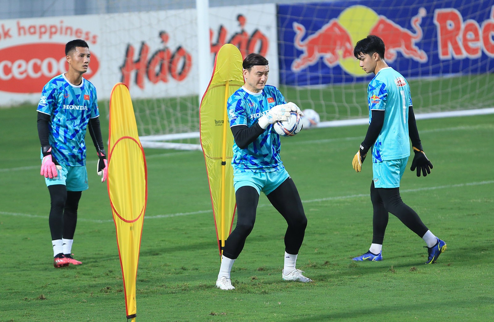 Tuyển Việt Nam tập cùng U23 Việt Nam trong ngày đầu hội quân - Bóng Đá