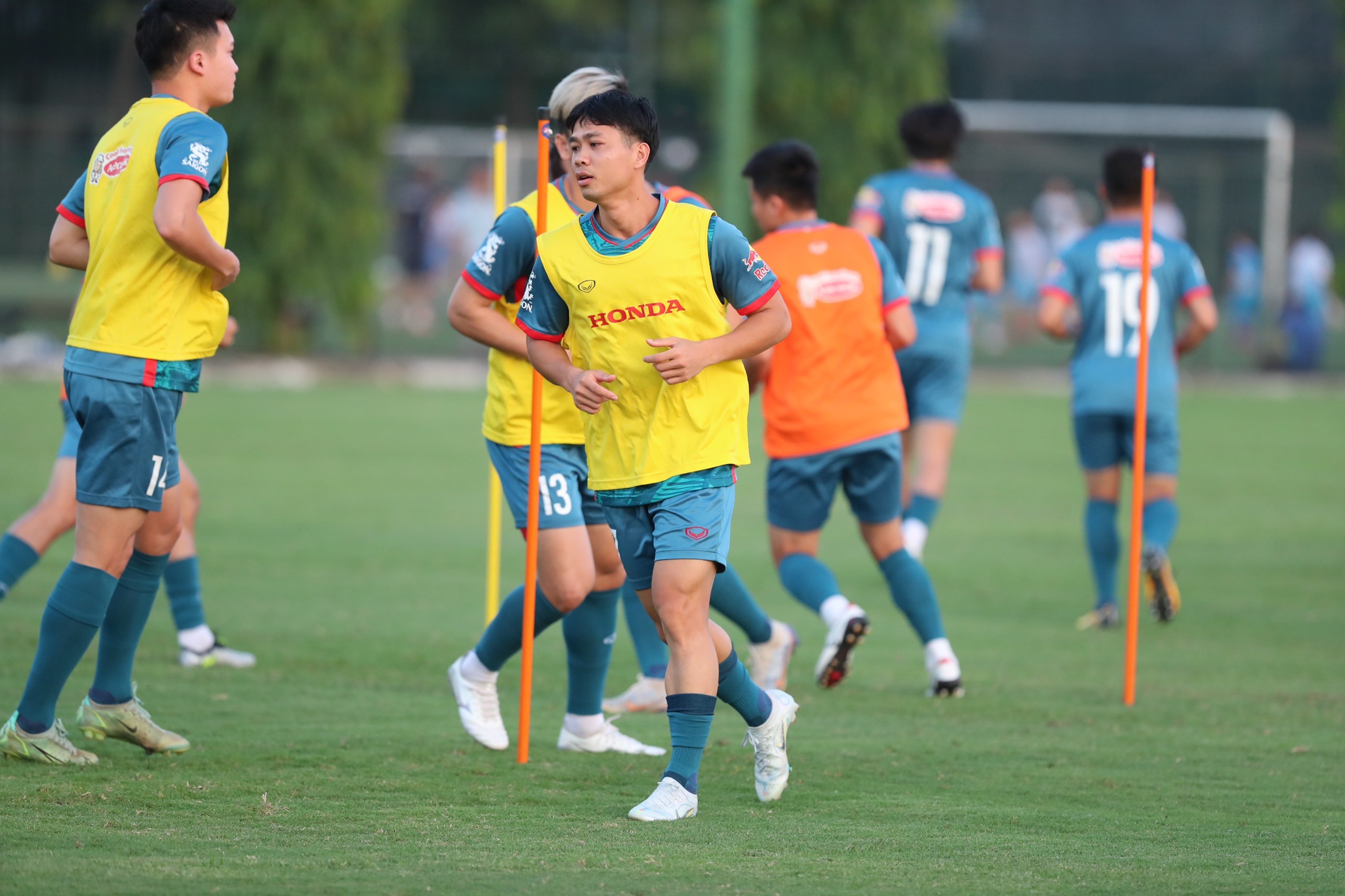 Công Phượng cười tươi rói, tập sung cùng tuyển Việt Nam - Bóng Đá