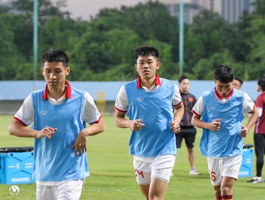 Văn Toàn cười tươi, dàn sao Việt Nam rạng rỡ trên sân tập - Bóng Đá