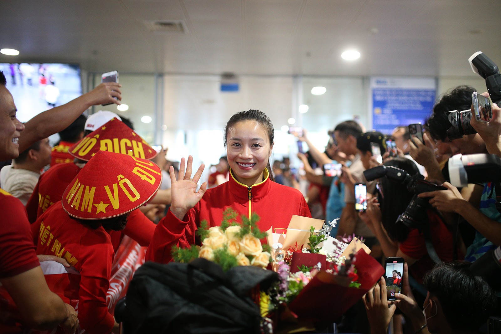 Thanh Nhã, Hoàng Thị Loan cực xinh, HLV Mai Đức Chung được tặng nón lá - Bóng Đá