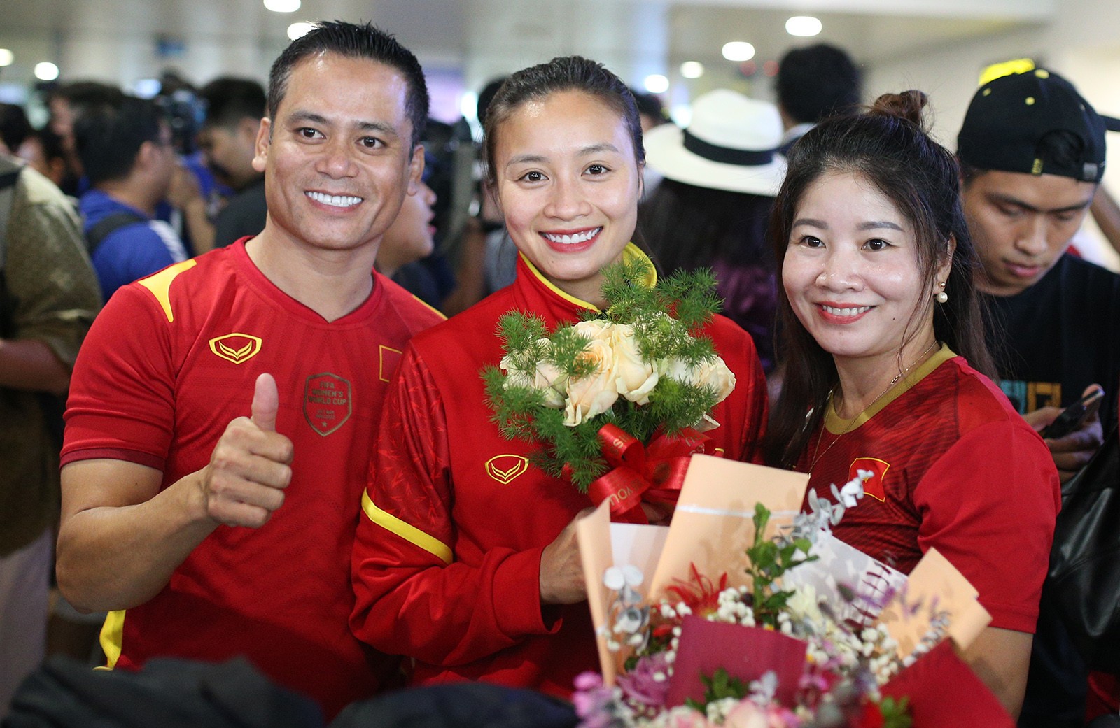 Thanh Nhã, Hoàng Thị Loan cực xinh, HLV Mai Đức Chung được tặng nón lá - Bóng Đá