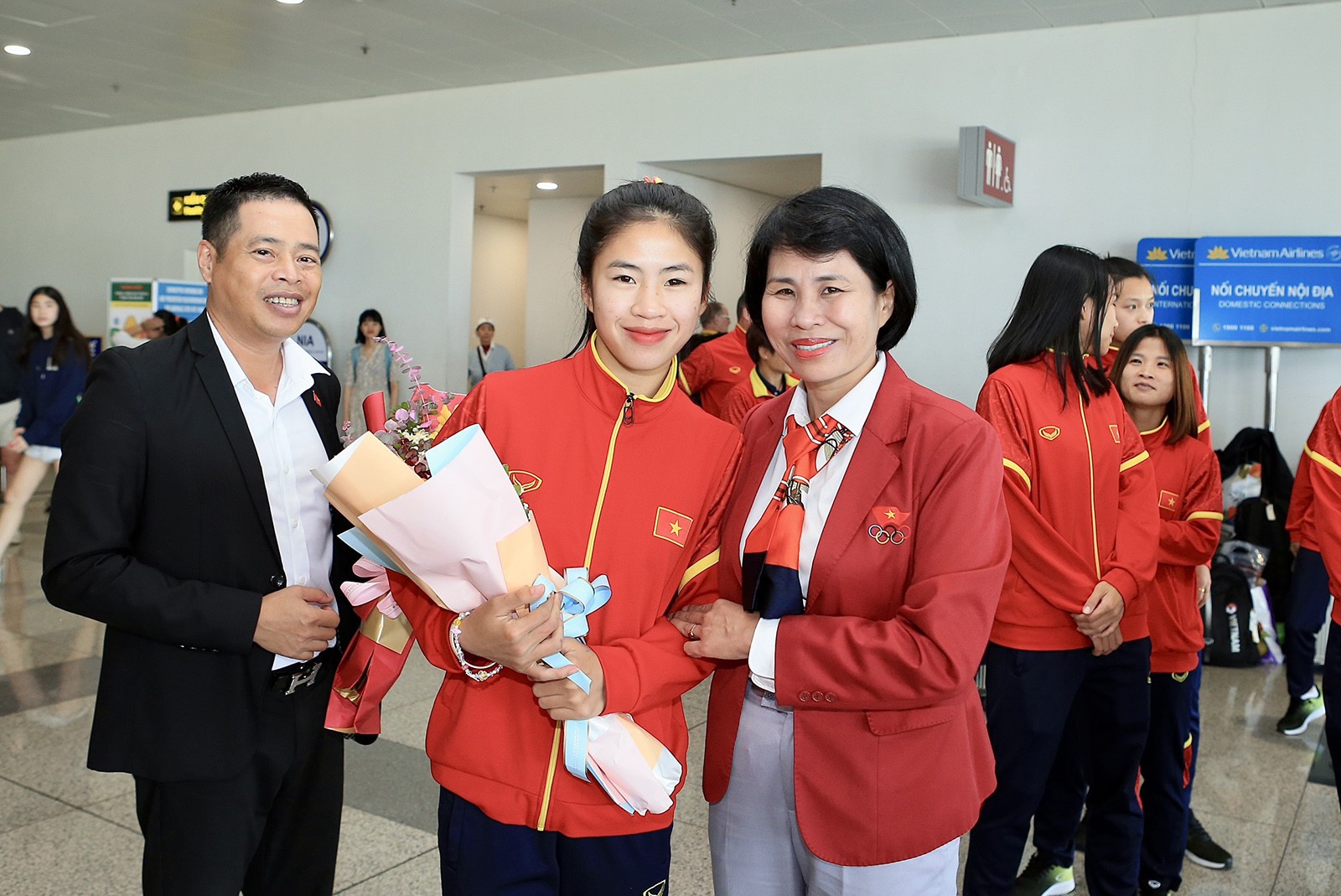Thanh Nhã, Hoàng Thị Loan cực xinh, HLV Mai Đức Chung được tặng nón lá - Bóng Đá