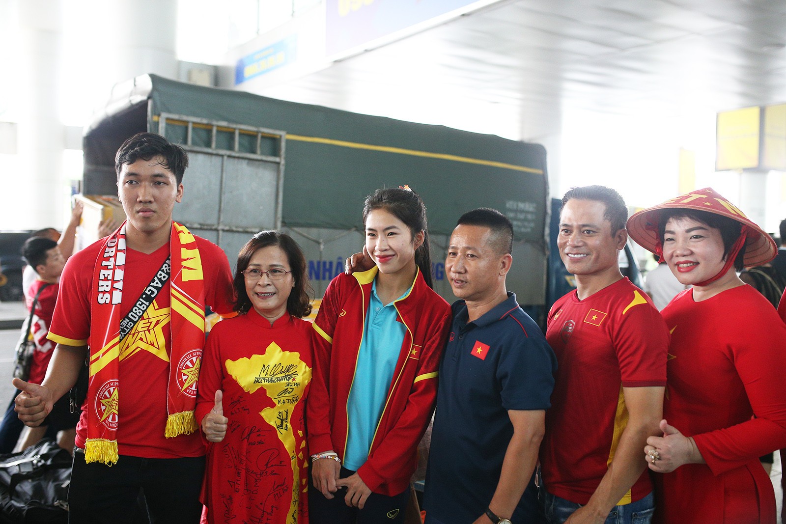 Thanh Nhã, Hoàng Thị Loan cực xinh, HLV Mai Đức Chung được tặng nón lá - Bóng Đá