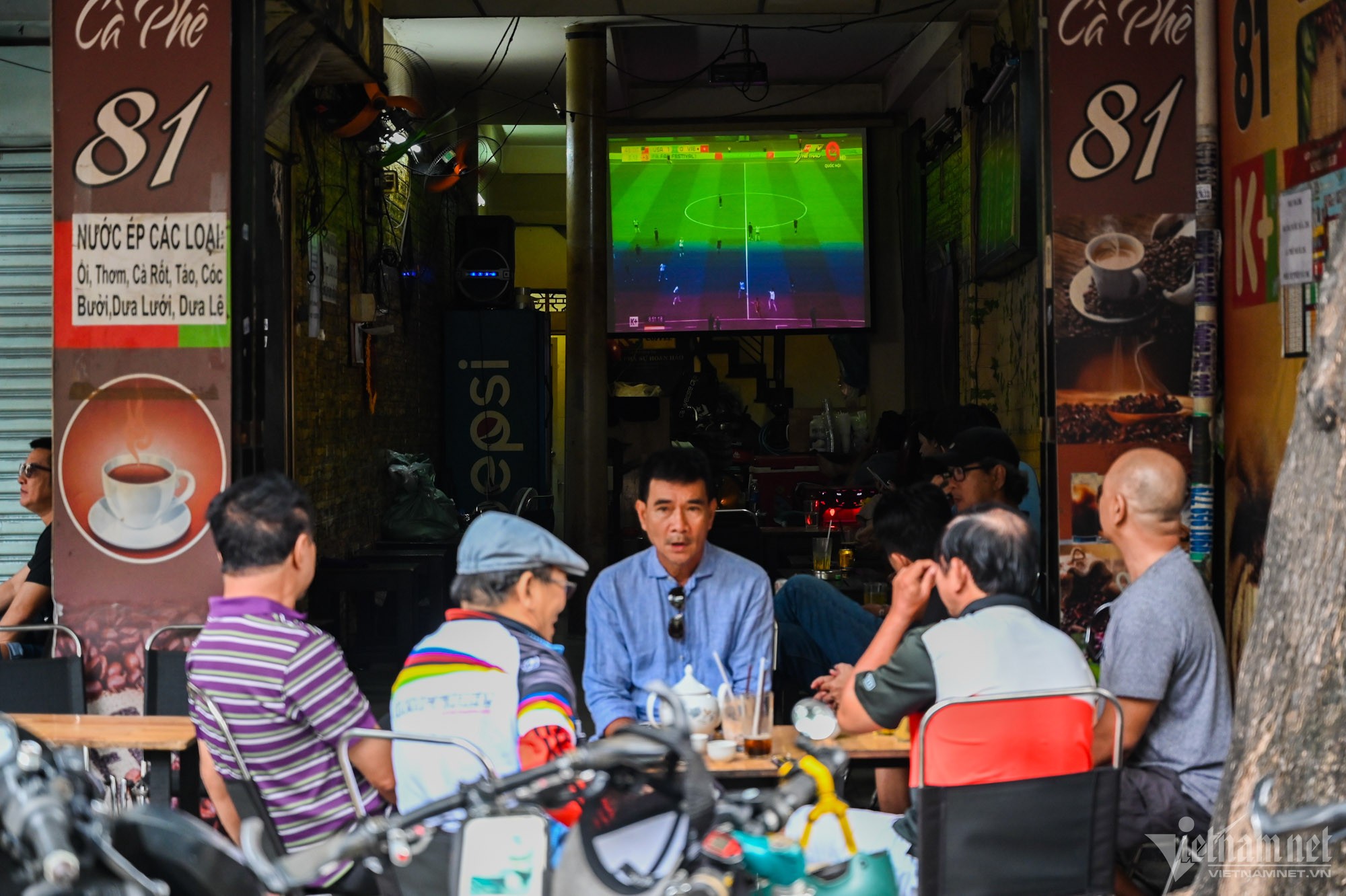 Người Hà Nội, TP.HCM vừa ăn sáng vừa xem tuyển nữ Việt Nam so găng với Mỹ - Bóng Đá