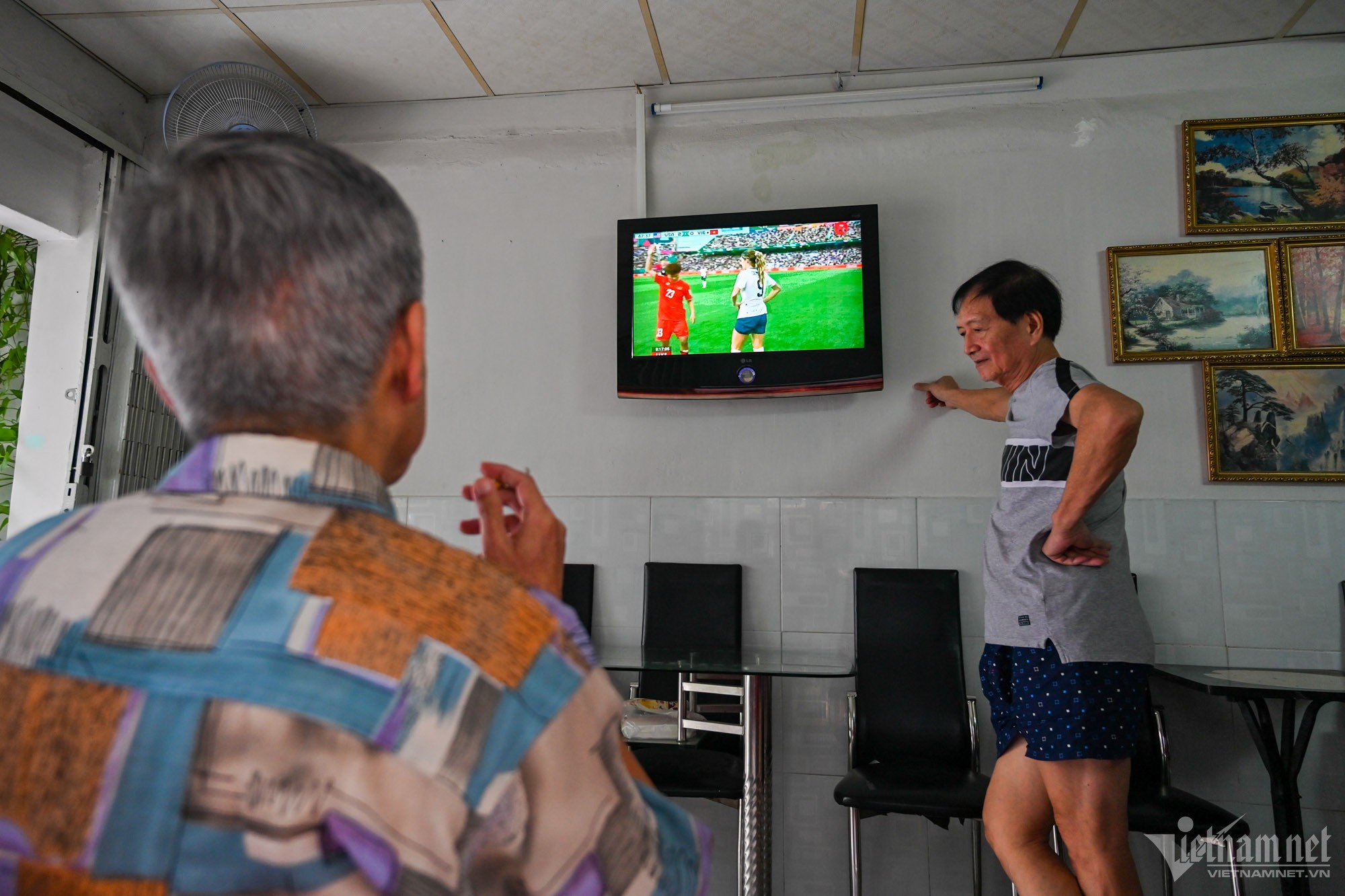 Người Hà Nội, TP.HCM vừa ăn sáng vừa xem tuyển nữ Việt Nam so găng với Mỹ - Bóng Đá