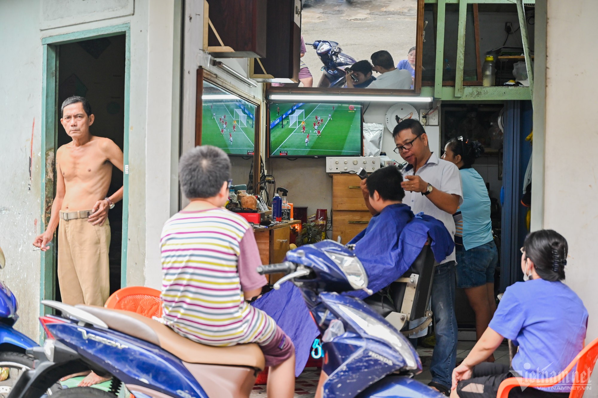 Người Hà Nội, TP.HCM vừa ăn sáng vừa xem tuyển nữ Việt Nam so găng với Mỹ - Bóng Đá