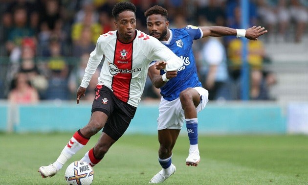 Arsenal could turn to Walker-Peters after Timber injury - Bóng Đá