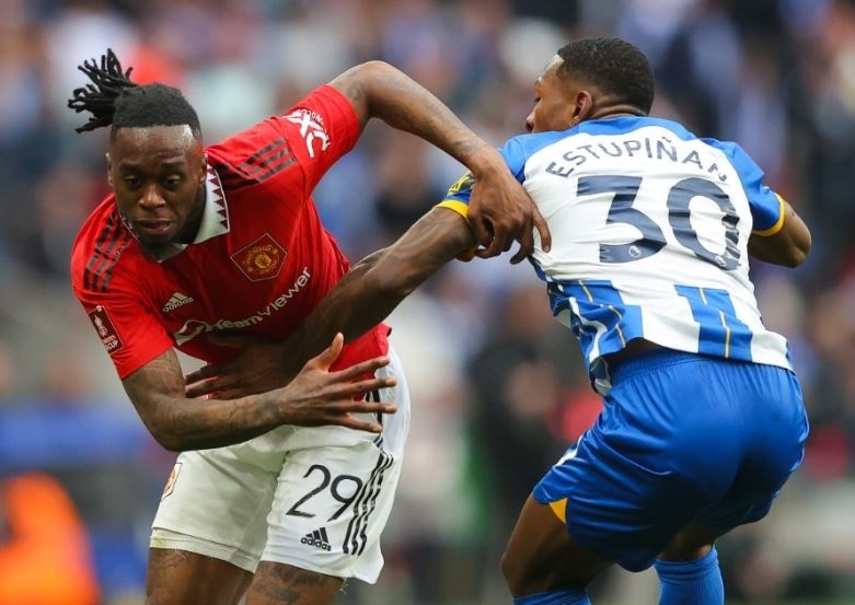 Phản ứng của Wan-Bissaka khi được khen hay nhất thế giới - Bóng Đá