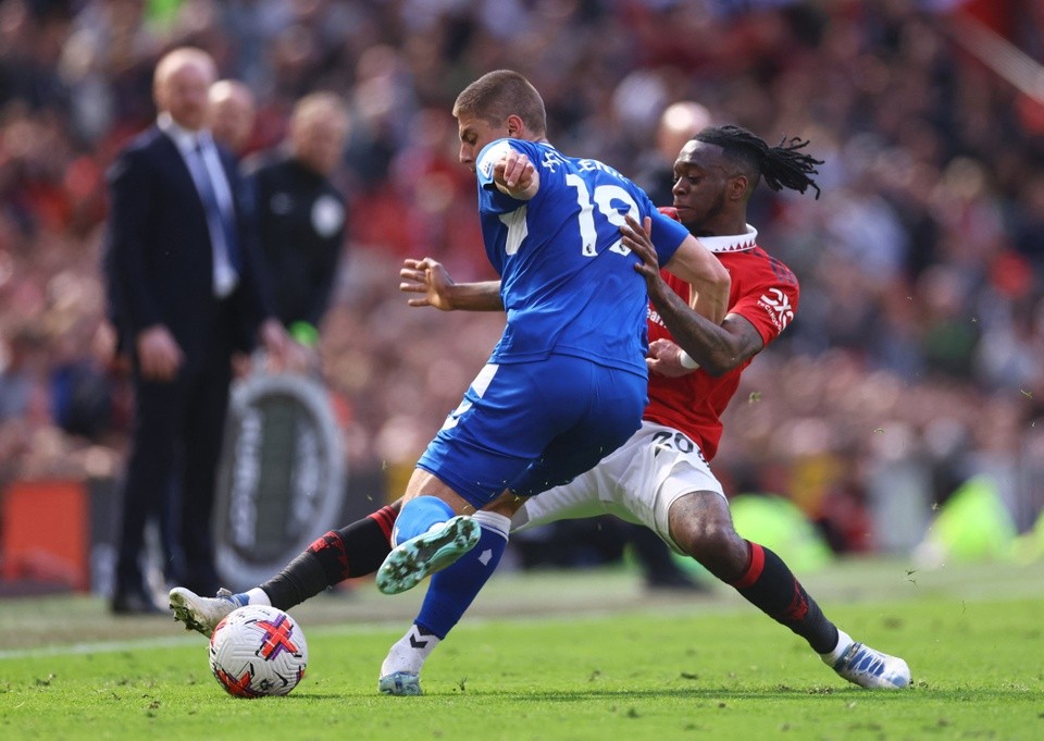 Hậu vệ Man United không có đối thủ về tỷ lệ thắng tranh chấp - Bóng Đá