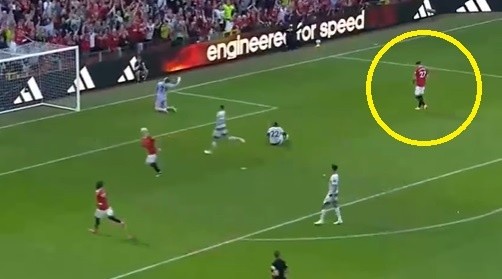 Phản ứng của Weghorst khi Garnacho không nhường cơ hội ghi bàn - Bóng Đá