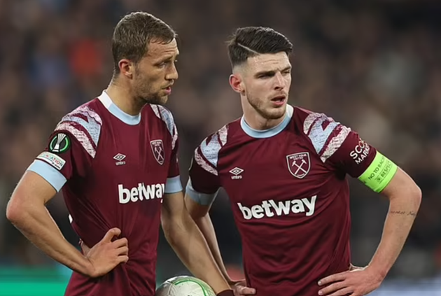 David Moyes is hoping to welcome back 'six-footers' Rice, Soucek and Aguerd into the side to help bully Man United - Bóng Đá