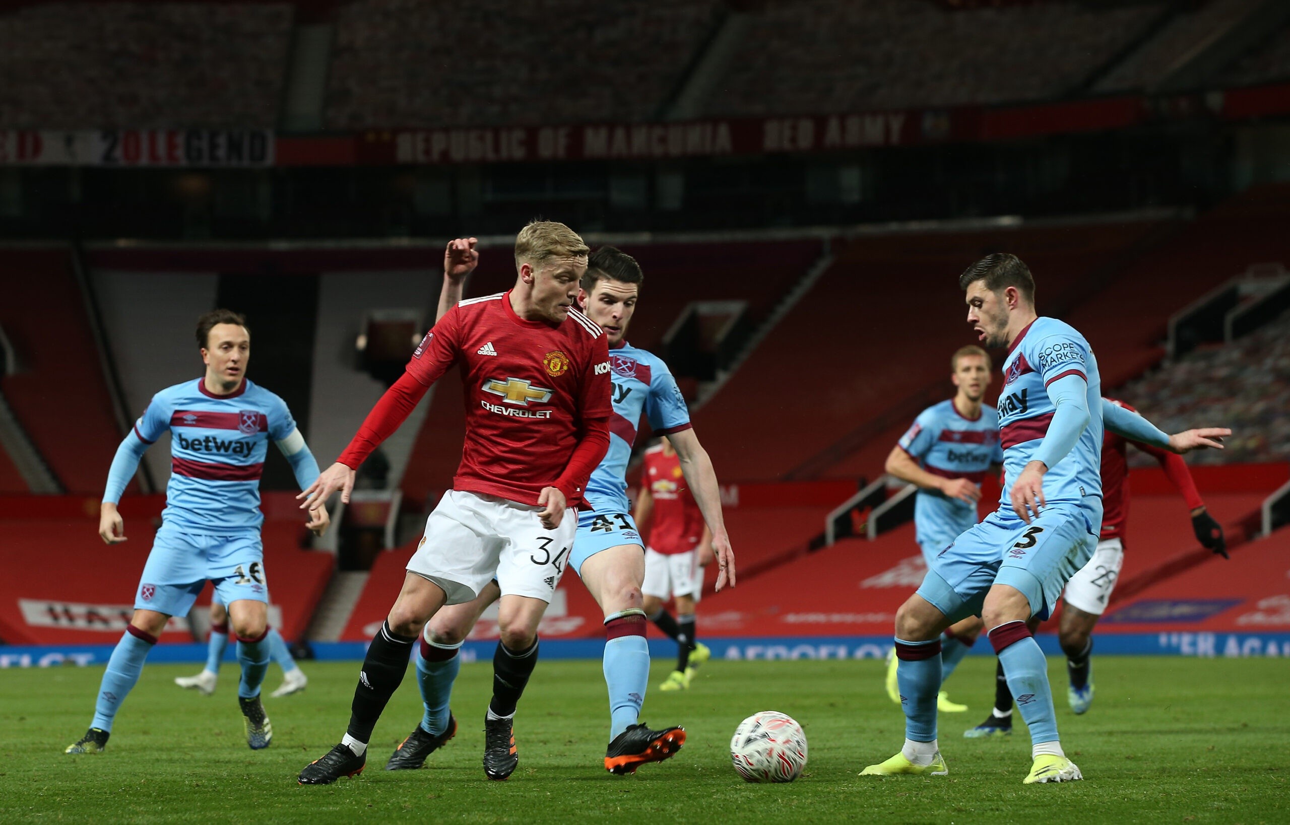 Van de Beek đẳng cấp, bùng nổ dữ dội trước khi tới Man Utd - Bóng Đá