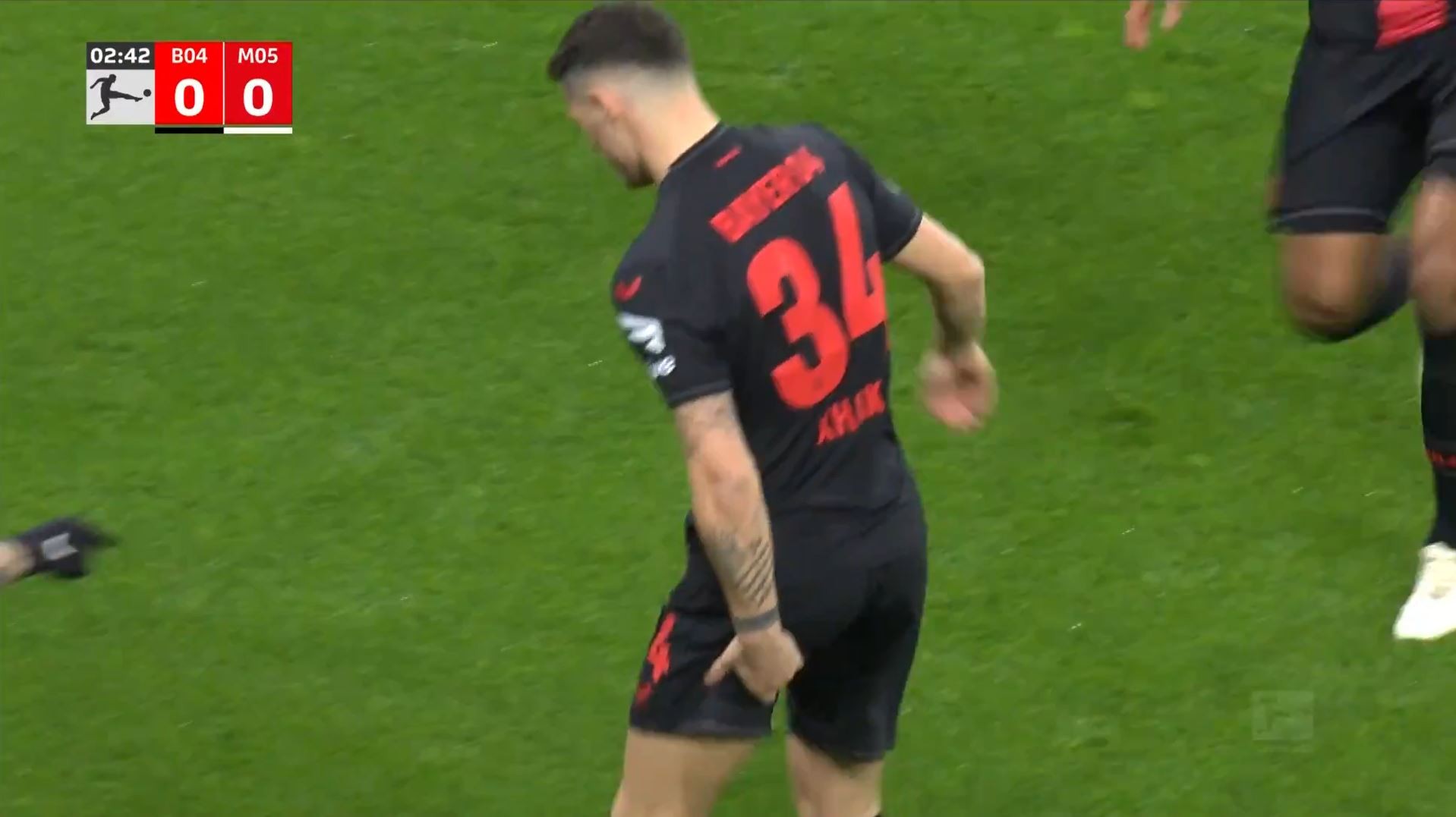 Cựu đội trưởng Arsenal khiến Bayer Leverkusen hú hồn - Bóng Đá